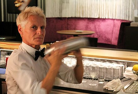 barmaid_hotel_winzer_shaken