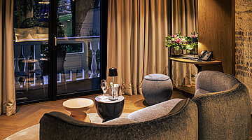 Gemütliche Sitzgelegenheit mit Aussicht im Doppelzimmer Spa Deluxe im Hotel Winzer