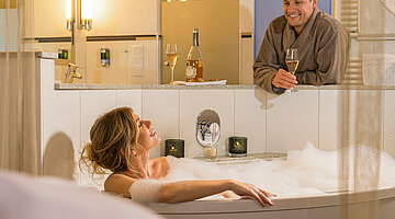 Frau im Whirlpool im Doppelzimmer Emotion im Hotel Winzer