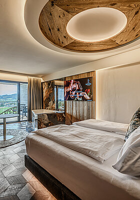 Juniorsuite Kuschelnest mit Ausblick Juniorsuite Kuschelnest im Hotel Winzer mit Doppelbett, Whirlpool und Balkon mit Blick ins Grüne
