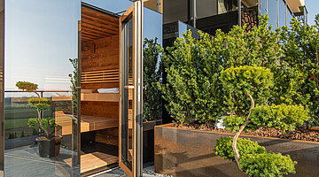Sonnige Terrasse der Private Spa Villa im Hotel Winzer in Österreich