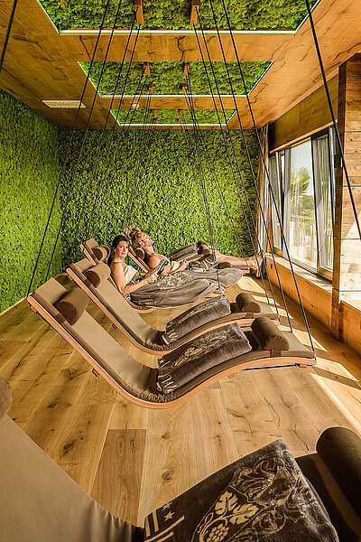 A couple relaxing in the Moos relaxation room at the Sole Spa in the Hotel Winzer