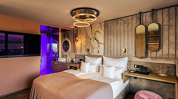 Gemütliches Bett im stylischen Doppelzimmer Spa im Hotel Winzer