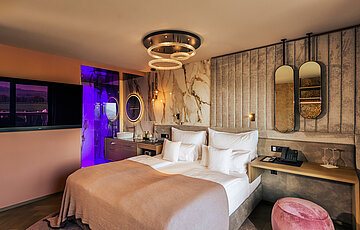 Gemütliches Bett im stylischen Doppelzimmer Spa im Hotel Winzer
