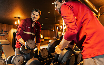 Gäste beim Training im Fitnessbereich des Hotel Winzer