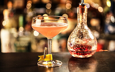 Cocktails an der New York Bar im Adults Only Hotel Winzer