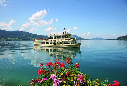 ein Schiff bei einer Fahrt im Attersee beim Kuschelhotel Winzer