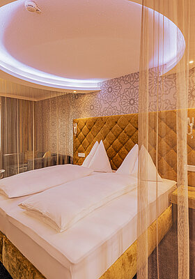 Doppelzimmer Emotion mit gemütlichem Bett im Romantik-Wellnesshotel Winzer