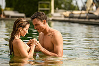 Paar im Naturpool des Wellnesshotel Winzer