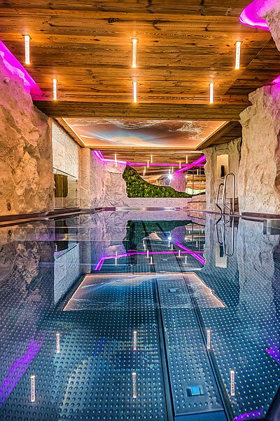 Hallenbad im Edelstein-Spa des Wellnesshotel Winzer in Oberösterreich