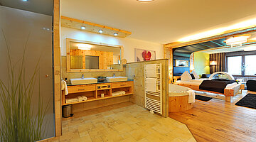 Offenes Bad in der Harmonie Suite im Adults Only Hideaway Hotel Winzer
