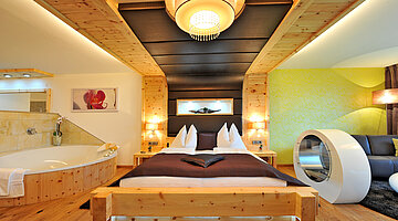 Harmonie Suite with a hot tub at the Adults Only Hideaway Hotel Winzer