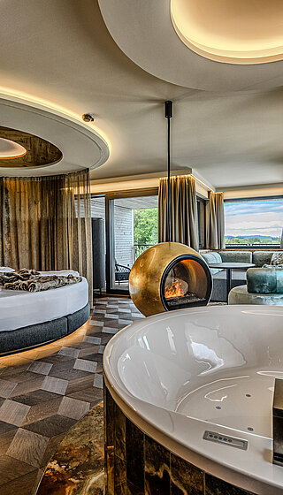 Hideaway Suite mit Whirlpool und Kamin Hideaway Suite im Hotel Winzer mit privatem Whirlpool, rundem Doppelbett, freistehendem Kamin und großzügigem Wohnbereich für zwei