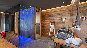 Elegantes Badezimmer der Private Spa Villa im Hotel Winzer