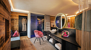 Wardrobe in the cosy suite with a whirlpool at the Hotel Winzer