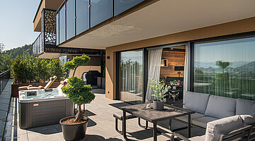 Terrasse mit eigenem Whirlpool der Private Spa Villa im Hotel Winzer