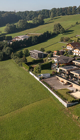 Außenansicht der Private Spa Villa Österreich im Hotel Winzer bei Sonnenschein