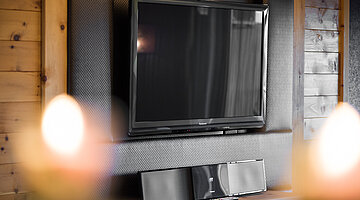 Großer Flat-TV in der Harmonie Suite im Hotel Winzer
