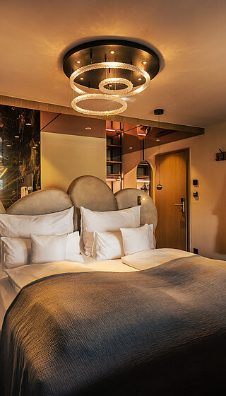 Gemütliches Bett im Doppelzimmer Spa Deluxe im Hotel Winzer