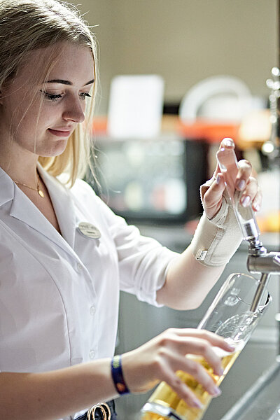 Kellnerin im Restaurant des Wellnesshotel Winzer