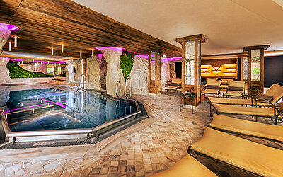 Indoor swimming pool at the Edelstein Spa in the Wellnesshotel Winzer in Upper Austria