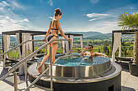 Paar genießt den Whirlpool auf dem Sonnendeck im Hotel Winzer