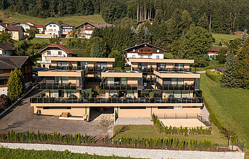 Außenansicht der Private Spa Villa Österreich im Hotel Winzer bei Sonnenschein