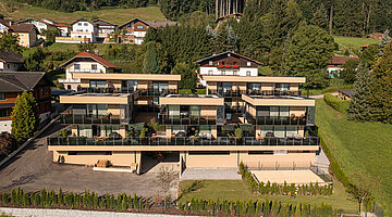 Außenansicht der Private Spa Villa Österreich im Hotel Winzer bei Sonnenschein