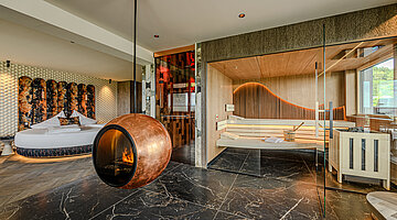 Private Sauna der Wolke 7 Private Spa der Wolke 7 im Hotel Winzer mit großzügiger Sauna, Designkamin und offenem Übergang zum Schlafbereich