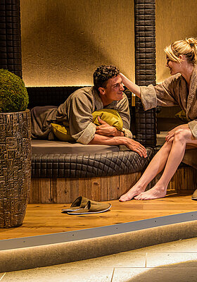 Paar entspannt im Ruheraum im Emotion Spa des Hotel Winzer