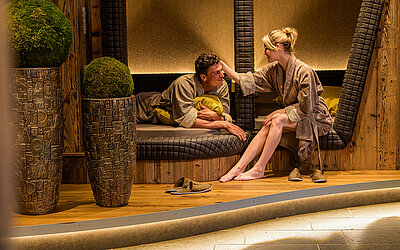 Paar entspannt im Ruheraum im Emotion Spa des Hotel Winzer