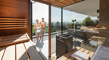 Pärchen in der eigenen Sauna der Private Spa Villa im Hotel Winzer