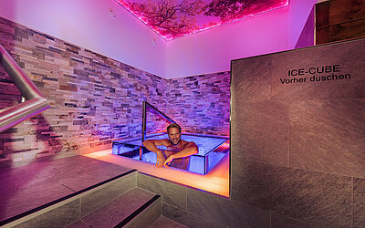 Mann im textilfreien Ice-Cube-Tauchbecken im Sole Spa des Hotel Winzer
