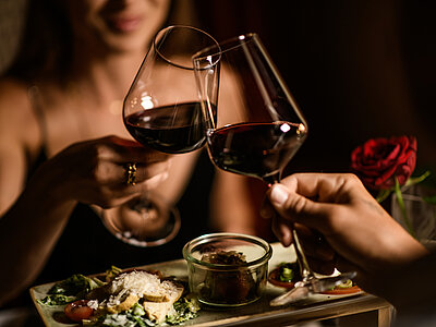 Frau mit Wein am Foodsharing-Tisch im Adults Only Hotel Winzer
