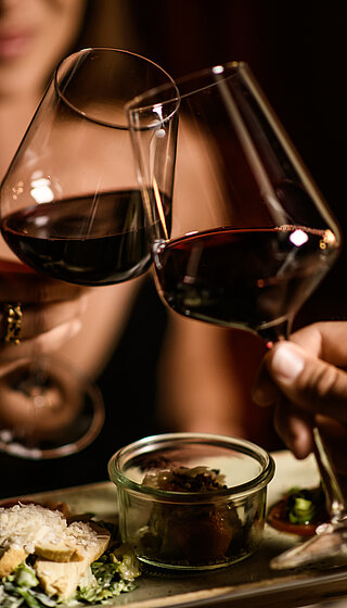 Frau mit Wein am Foodsharing-Tisch im Adults Only Hotel Winzer