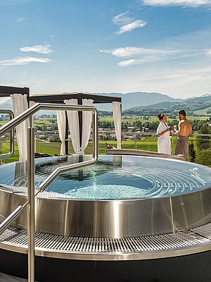 Paar genießt den Whirlpool auf dem Sonnendeck im Hotel Winzer