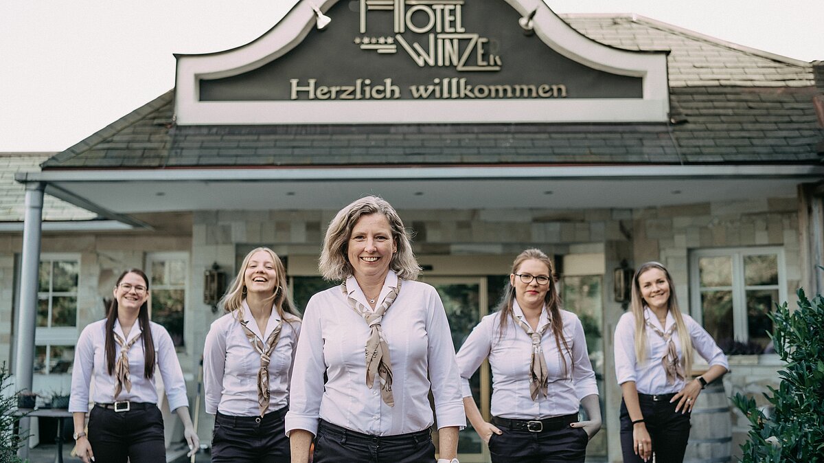 Rezeptionistinnen vor dem Eingang des Hotel Winzer