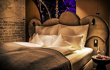 Gemütliches Bett im Doppelzimmer Spa Deluxe im Hotel Winzer