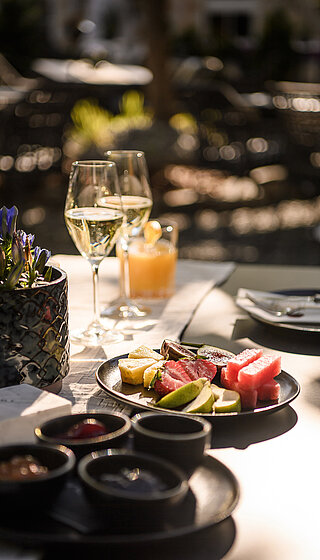 Frisches Frühstück auf der Terrasse im Adults Only Hotel Winzer