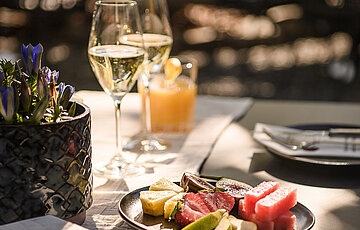 Frisches Frühstück auf der Terrasse im Adults Only Hotel Winzer