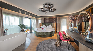 Romantisches Schlafzimmer in der Private Spa Villa, Hotel Winzer