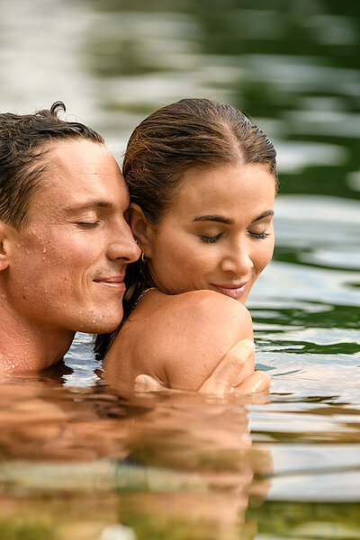 Paar im Naturpool des Wellnesshotel Winzer