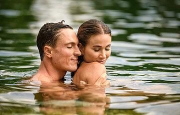 Paar im Naturpool des Wellnesshotel Winzer
