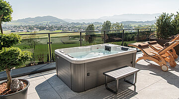 Terrasse mit eigenem Whirlpool der Private Spa Villa im Hotel Winzer