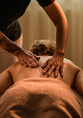 Entspannende Rückenmassage im Beautybereich des Wellnesshotel Winzer