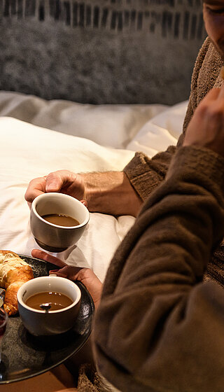 Frühstück im Bett in einem Zimmer des romantischen Hotels Winzer