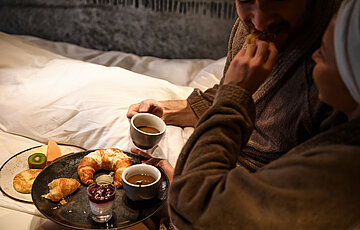 Frühstück im Bett in einem Zimmer des romantischen Hotels Winzer