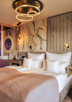 Gemütliches Bett im stylischen Doppelzimmer Spa im Hotel Winzer
