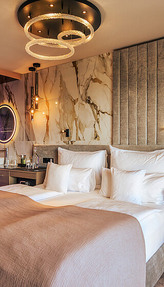 Gemütliches Bett im stylischen Doppelzimmer Spa im Hotel Winzer