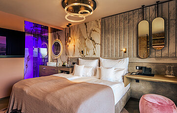Gemütliches Bett im stylischen Doppelzimmer Spa im Hotel Winzer